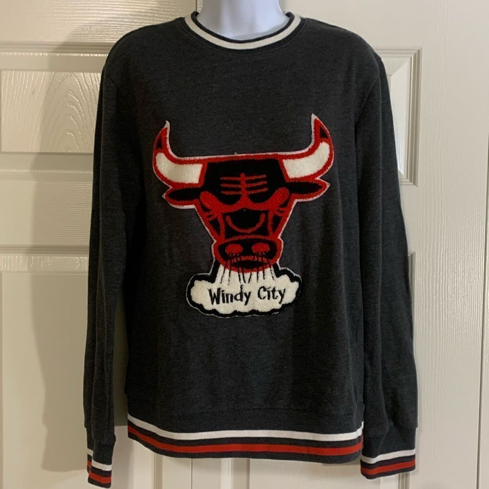 Vintage Chicago bulls sweater shirt, small, “Windy City”, great condition